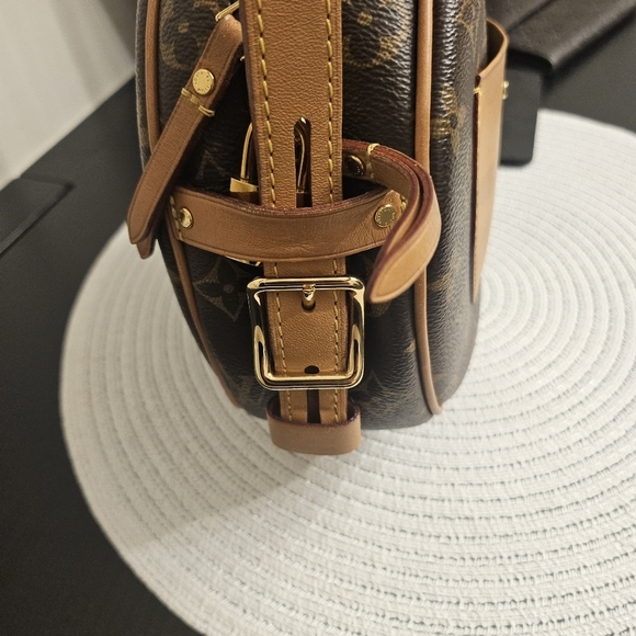 Louis Vuitton Boite Chapeau MM Crossbody Bag - Picture 5 of 14